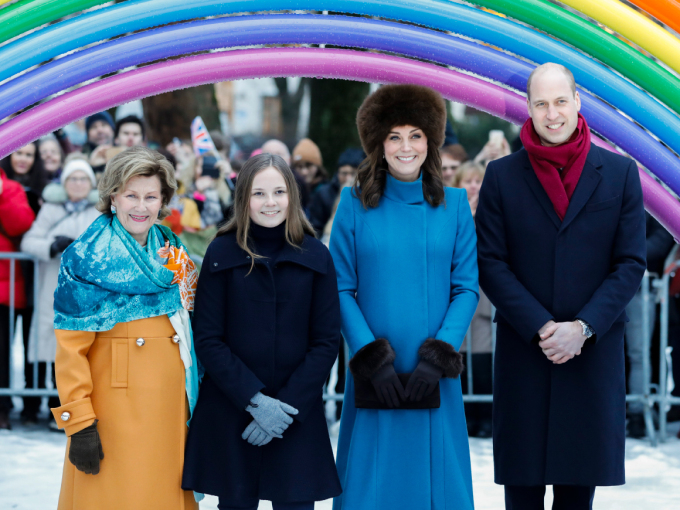 Princess Ingrid Alexandra acted as guide in the the park when Great Britain's Prince William and Duchess Catherine visited Norway in 2018. Here they are with Queen Sonja in front of the sculpture 